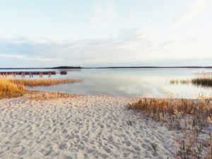 Campingplatz mit weißem Strand und wundervollem Blick auf den Großen Goitzschesee.