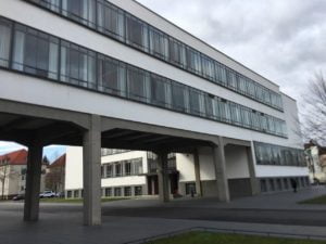 Bauhaus Dessau - Ansicht von Außen: Verbindungstrackt