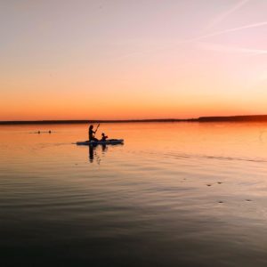 Mama und Kind auf dem SUP im Gegenlicht am Abend wunderschön.
