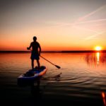 Mann im Gegenlicht beim SUP Fahren an der Goitzsche