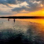Sonnenuntergang auf dem See .. zwei Paddelboards voraus