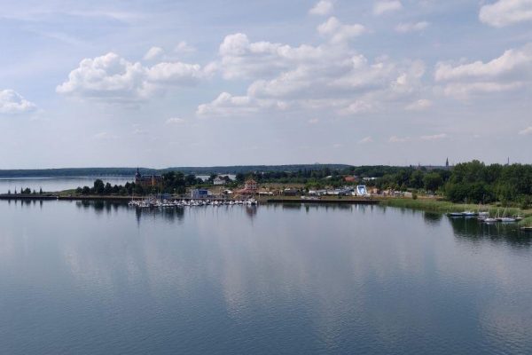 Aussicht auf den Goitzsche See vom Pegelturm mit Schloss im Hintergrund