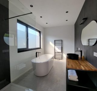 Schönes, exklusives Badezimmer des Ferienhauses am Goitzsche See