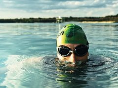 Schwimmer mit Badekappe und Schwimmbrille in der Goitzsche
