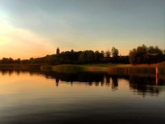 Sonnenuntergang Großer Goitzschesee - im Hintergrund Halbinsel Pouch mit Roter Turm und Schloss Pouch.